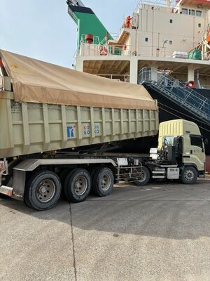 再エネ関連の取扱貨物増加に向けリンコーコーポレーションが導入したダンプトラック(リンコーコーポレーション提供)