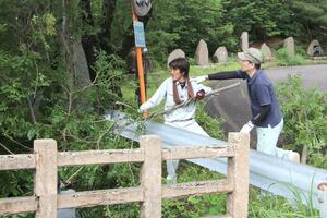 やまびこ通りの展望台周辺の枝打ちをする阿賀野市商工会青年部笹神支部のメンバーら=阿賀野市の五頭山麓