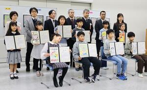 賞状を手にした人権イラスト展の入賞者たち＝新潟市役所