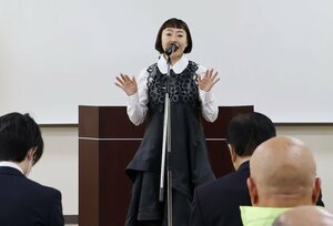 特殊詐欺被害防止ソング「ニセ警察詐欺にご用心」を初披露したＹＵＫＩさん＝佐渡市吉岡