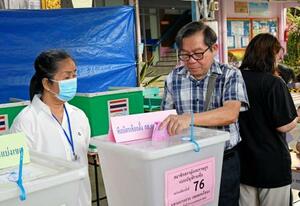 　バンコクで投票する有権者＝８日（共同）