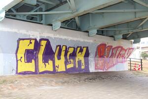 落書きが見つかった八千代橋の橋脚＝１１月２５日、新潟市中央区