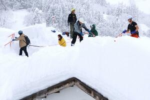 雪が舞う中、首都圏などから受講者が訪れた「越後雪かき道場」＝長岡市山古志虫亀