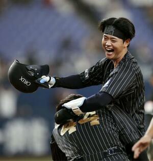 12回、サヨナラ打を放ち喜ぶオリックス・太田=京セラドーム