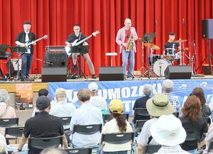 体育館内で生演奏を楽しんだ出雲崎ストリートジャズ=出雲崎町