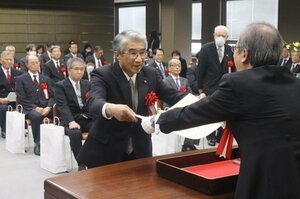 県内の政治や文化、経済などの発展に貢献した県民や団体をたたえた県知事表彰式=11月15日、県庁
