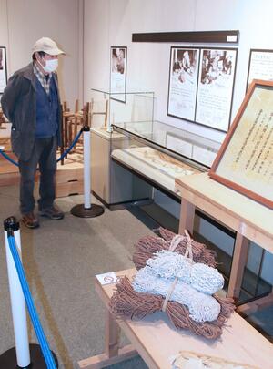 柏崎の産業として栄えた越後縮の旅商いと、麻を使った漁網製造について紹介している企画展=柏崎市緑町