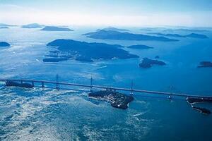 　上空から見た瀬戸大橋。瀬戸内海を代表する風景の一つ