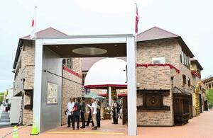 オープンに向けて準備が進むネパール館=17日、大阪市此花区の夢洲