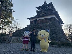 福井の丸岡城を訪れた大河ドラマ『豊臣兄弟！』柴田勝家役の山口馬木也（中央）。城丸くん（左）、坂井ほや丸（右）も登場