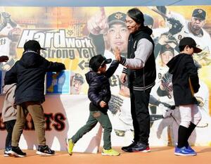 　能登半島地震の復興支援のための募金活動をする松井臨時コーチ＝宮崎