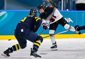 　日本―スウェーデン　第３ピリオド、シュートを放つ前田＝ミラノ（共同）