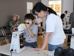 顕微鏡で観察するなど岩石について学んだイベント=上越市本町5