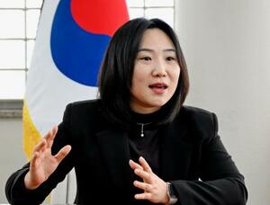 　インタビューに答える韓国国立外交院の呉スンヒ助教授（共同）