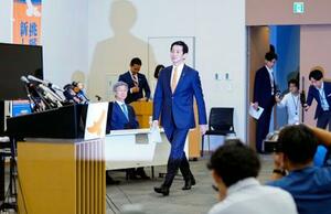 記者会見に臨む小林元経済安保相(中央)。自民党総裁選への立候補を正式に表明した=16日午後、国会