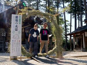 陀羅尼八幡神社の境内で茅の輪をくぐる参拝者たち=上越市北本町2