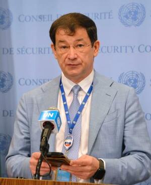 　記者団に話すロシアのポリャンスキー国連次席大使＝２８日、米ニューヨークの国連本部（共同）