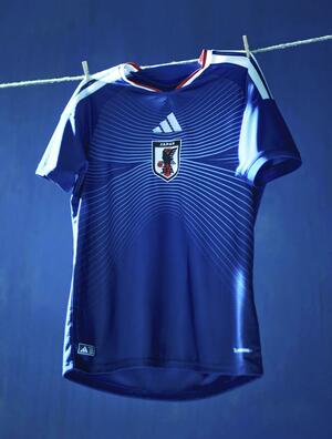 サッカー日本代表が２０２６年Ｗ杯北中米３カ国大会で着用する新ユニホーム（（ｃ）ａｄｉｄａｓ　ｉｓ　ｔｈｅ　ｏｆｆｉｃｉａｌ　ｓｕｐｐｌｉｅｒ　ｏｆ　ｔｈｅ　Ｊａｐａｎ　Ｎａｔｉｏｎａｌ　Ｔｅａｍ）