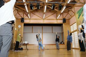 岩室温泉に滞在したアーティストが開催したワークショップ＝新潟市西蒲区