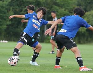 町田戦での試合復帰に向け、調整するMF奥村仁(左)=聖籠町