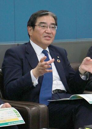 決算発表会見で第四北越FGとの経営統合の効果などを説明する群馬銀行の深井彰彦頭取=5月8日、群馬県庁