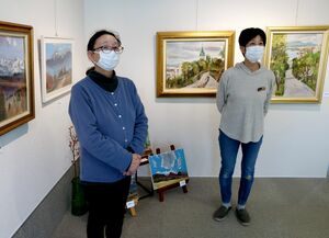 ギャラリー陽で思い出を語る小林志野さん（左）と山本佐代さん＝上越市平成町