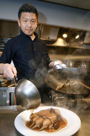 料理の仕上げにあんをかける佐敦の店主佐藤英樹さん＝新潟市中央区