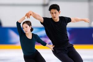 　公式練習で調整するペアの三浦璃来（左）、木原龍一組＝ミラノ（共同）