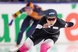 女子1500メートル 滑走する高木美帆=ヘーレンフェイン(共同)