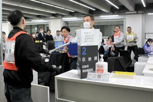 訓練で、窓口に現れた不審者(左)に対応する市職員ら=燕市吉田西太田