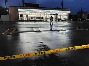 強盗事件が発生したコンビニエンスストア=1月25日午前6時30分前、上越市東城町2