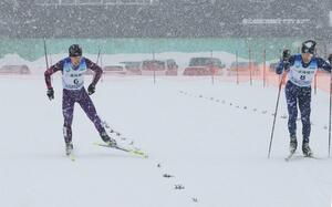 男子複合 7位に入った馬場慎平(新井・左)の後半距離=富山県南砺市
