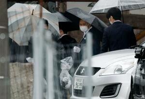 　安達結希さんの自宅周辺を調べる捜査員＝１５日午後５時３５分、京都府南丹市