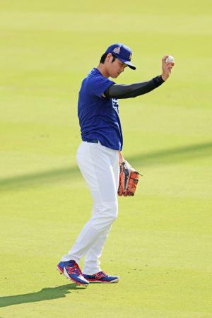 キャッチボールするドジャース・大谷=ロサンゼルス(共同)