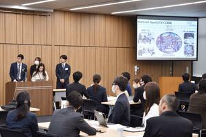 合同研修で地域課題解決のアイデアを披露する長岡市、大光銀行、日本精機の職員・社員=長岡市大手通1