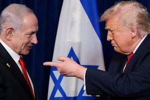 　会談後の記者会見で、イスラエルのネタニヤフ首相（左）を指さすトランプ米大統領＝２０２５年１２月、米フロリダ州（ロイター＝共同）