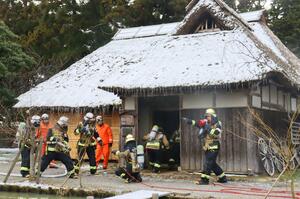 逃げ遅れた人の救助手順などを確認した消防訓練＝２１日、新潟市江南区沢海２の北方文化博物館