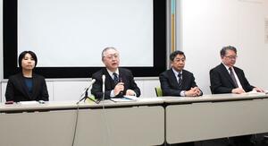 柏崎刈羽原発の改善状況について説明する「核セキュリティ専門家評価委員会」の板橋功委員長(左から2人目)=2月1日、同原発
