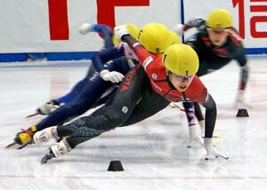 女子1000メートル決勝 滑走する中島未莉(手前)=帝産アイススケートトレーニングセンター