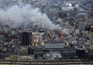 JR小倉駅(手前)近くの飲食店街で起きた火災=2024年1月3日、北九州市小倉北区