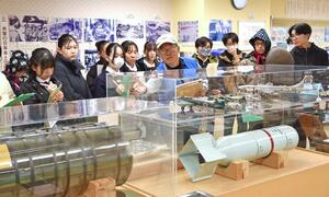 長岡戦災資料館を見学する中学生＝９日、長岡市城内町２