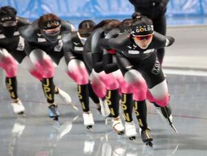 　「チーム・ゴールド」の練習で隊列の先頭を滑る、スピードスケート女子の高木美帆＝長野市エムウェーブ