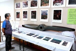 戦時中の木製プロペラや原爆の絵を展示している「原爆と戦争展」＝３日、加茂市仲町