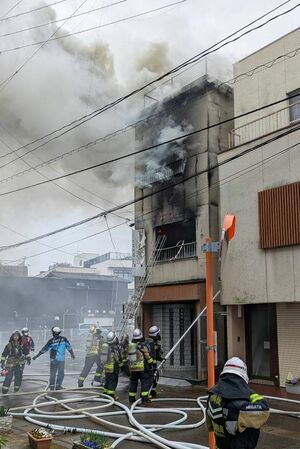 新潟市秋葉区新津本町で発生した火災＝３１日（読者提供）