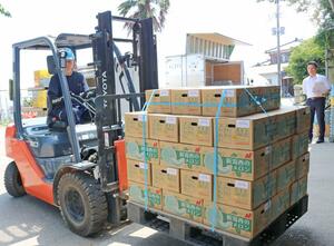 出荷式で香港輸出用に積み込まれるメロン=新潟市西区赤塚