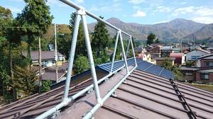 雪下ろし中の事故を防止するために屋根に設置するアンカー。県が設置費用の補助を拡充する（県提供）