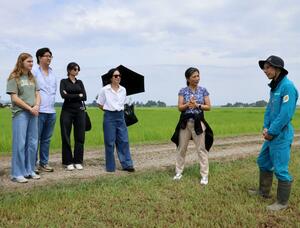 直播の田んぼを見学する米国テキサスの大学生ら=上越市野尻