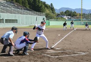 高校野球部のOBが白球を追いかけた野球大会=柏崎市佐藤池野球場