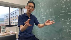 インタビューに答える橋本幸士京都大教授=8月12日、京都市・京都大理学部