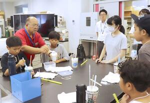 新潟工科大で科学実験などに取り組んだ南魚沼市の小学生=柏崎市藤橋